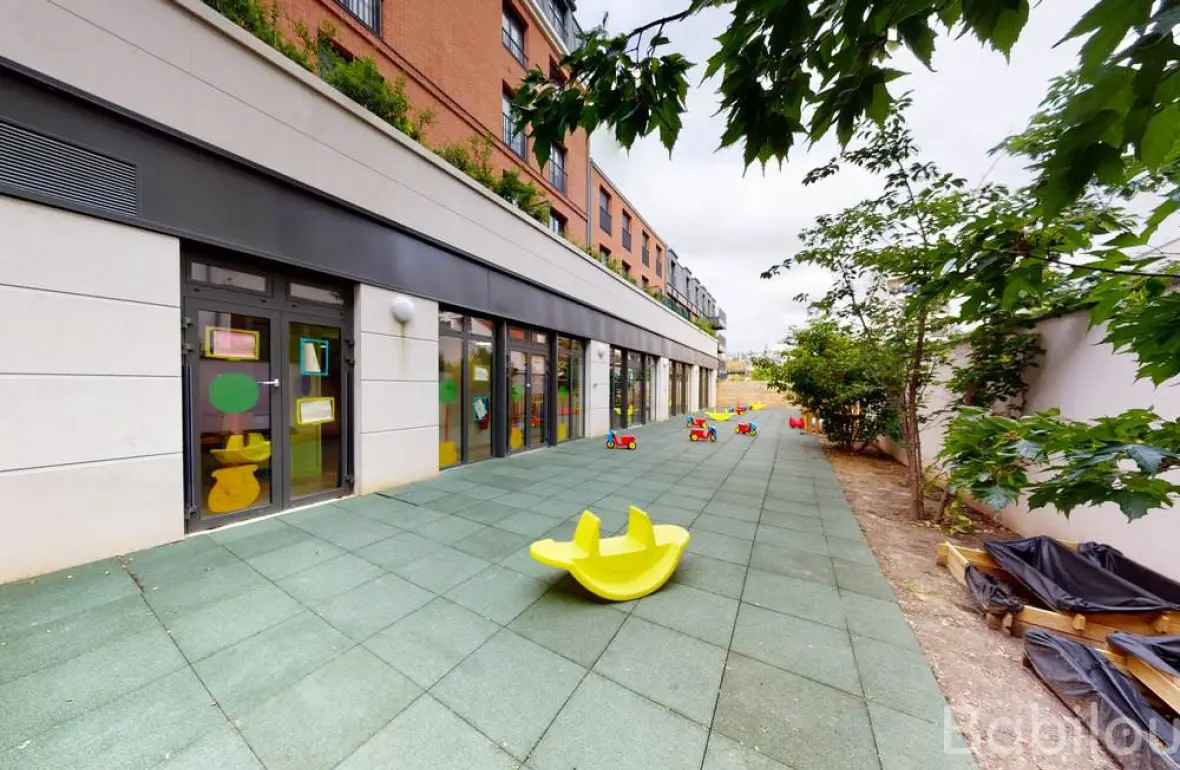 Jardin extérieur de la crèche Babilou Puteaux Gerhard