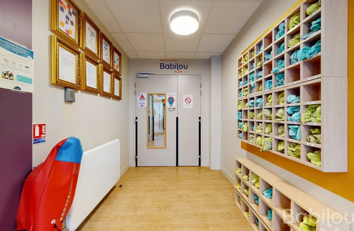 Espace d'accueil et vestiaire de la crèche Babilou Puteaux Gerhard