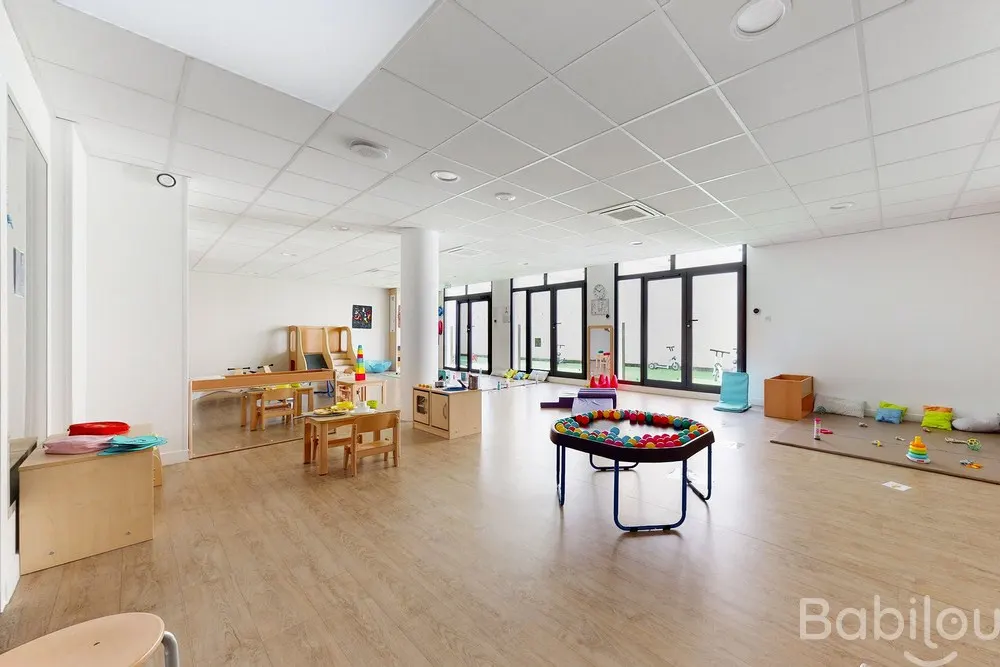 Grande salle de jeux lumineuse de la crèche Babilou Suresnes Forest