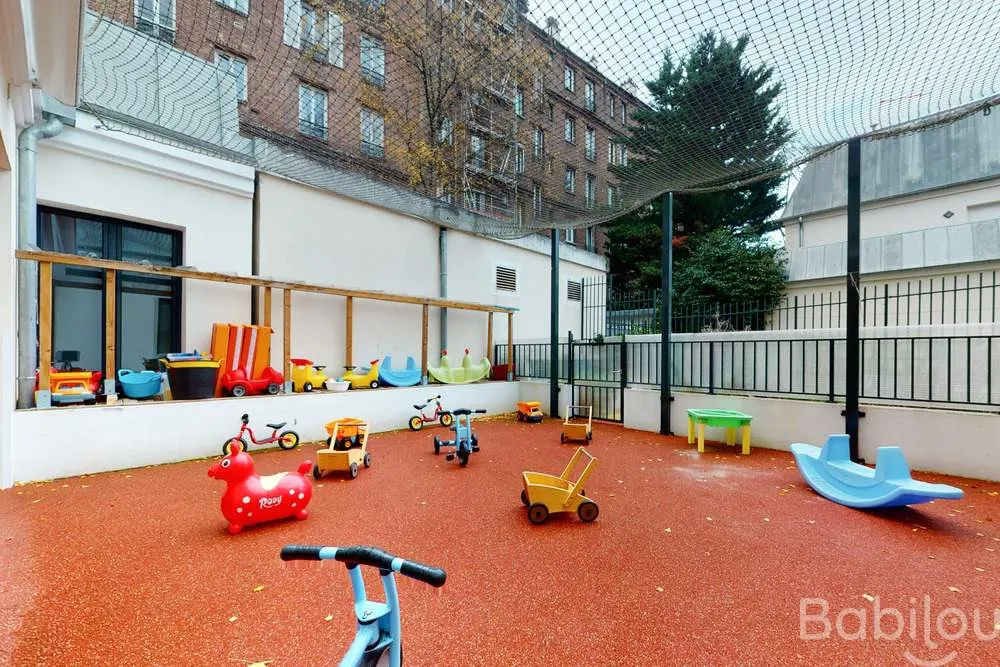 Cour extérieure et jeux de la crèche Babilou Puteaux Vaillant