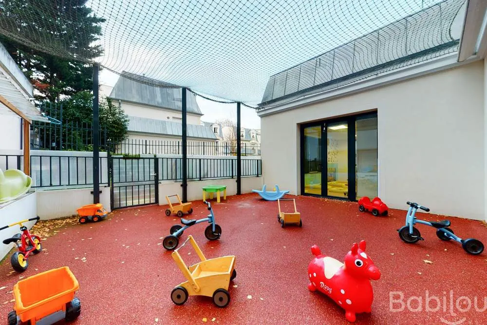 Jardin extérieur clos de la crèche Babilou Puteaux Vaillant