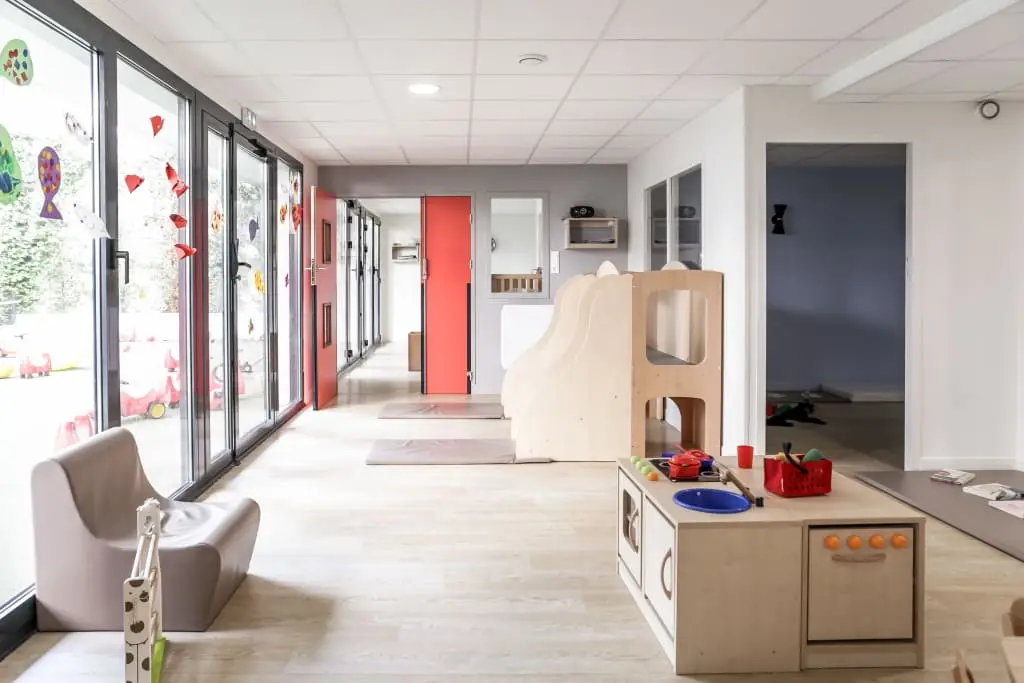 Couloir desservant les salles de repos de la crèche Babilou Suresnes Malon