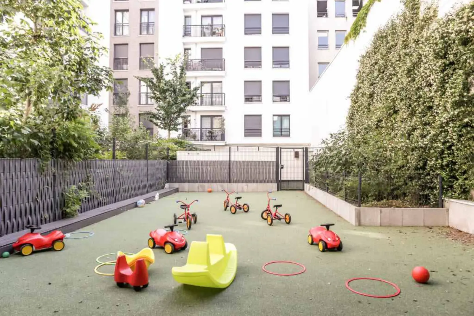 Cour extérieure abritée de la crèche Babilou Suresnes Malon
