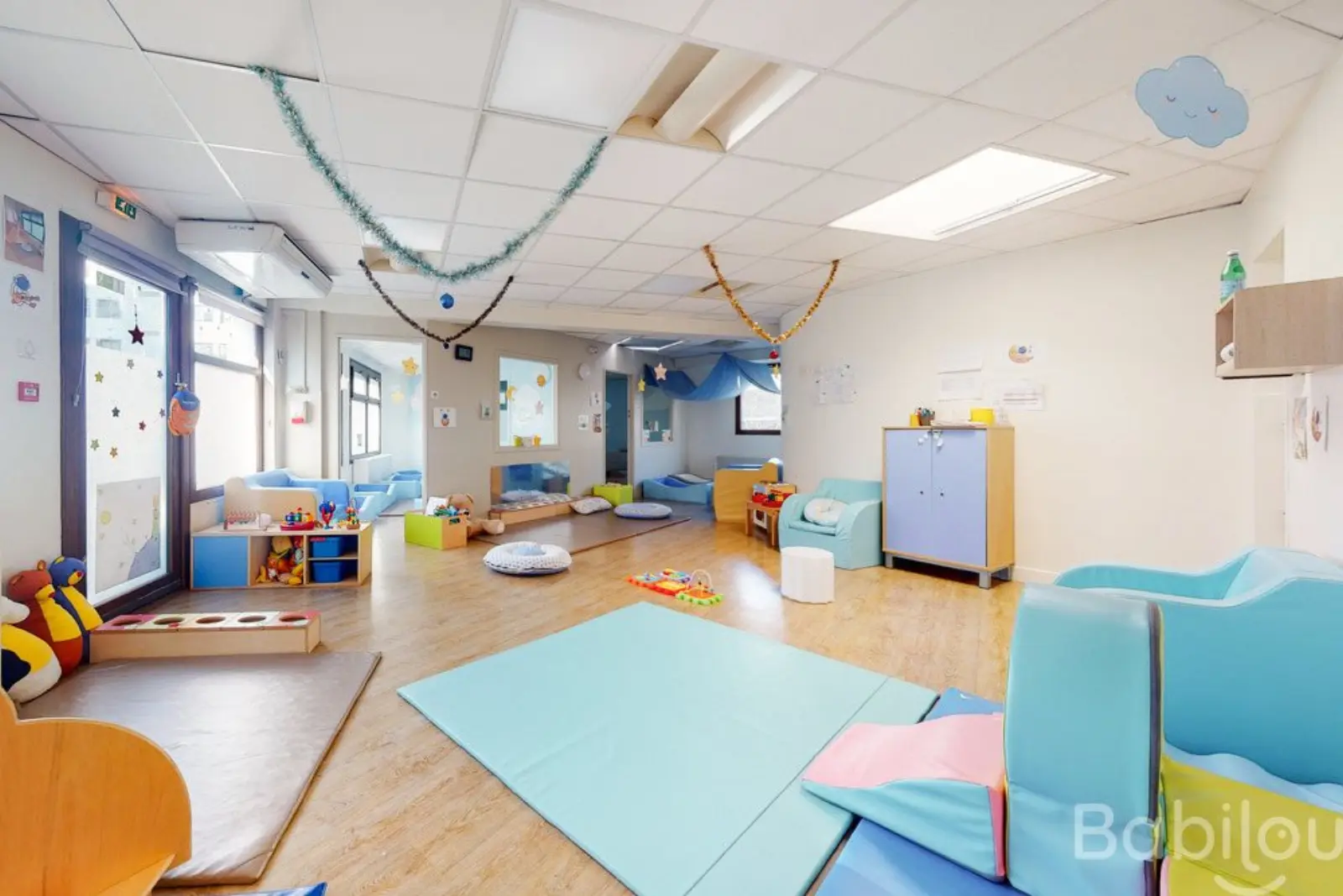 Espace de jeux et coin lecture de la crèche Babilou Châtillon Deforges