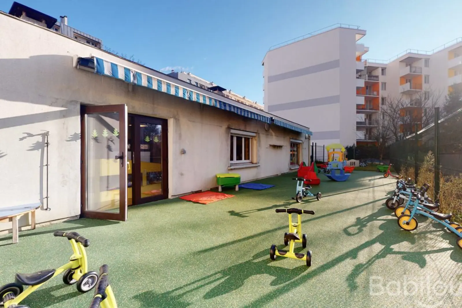 Cour extérieure de la crèche Babilou Châtillon Deforges