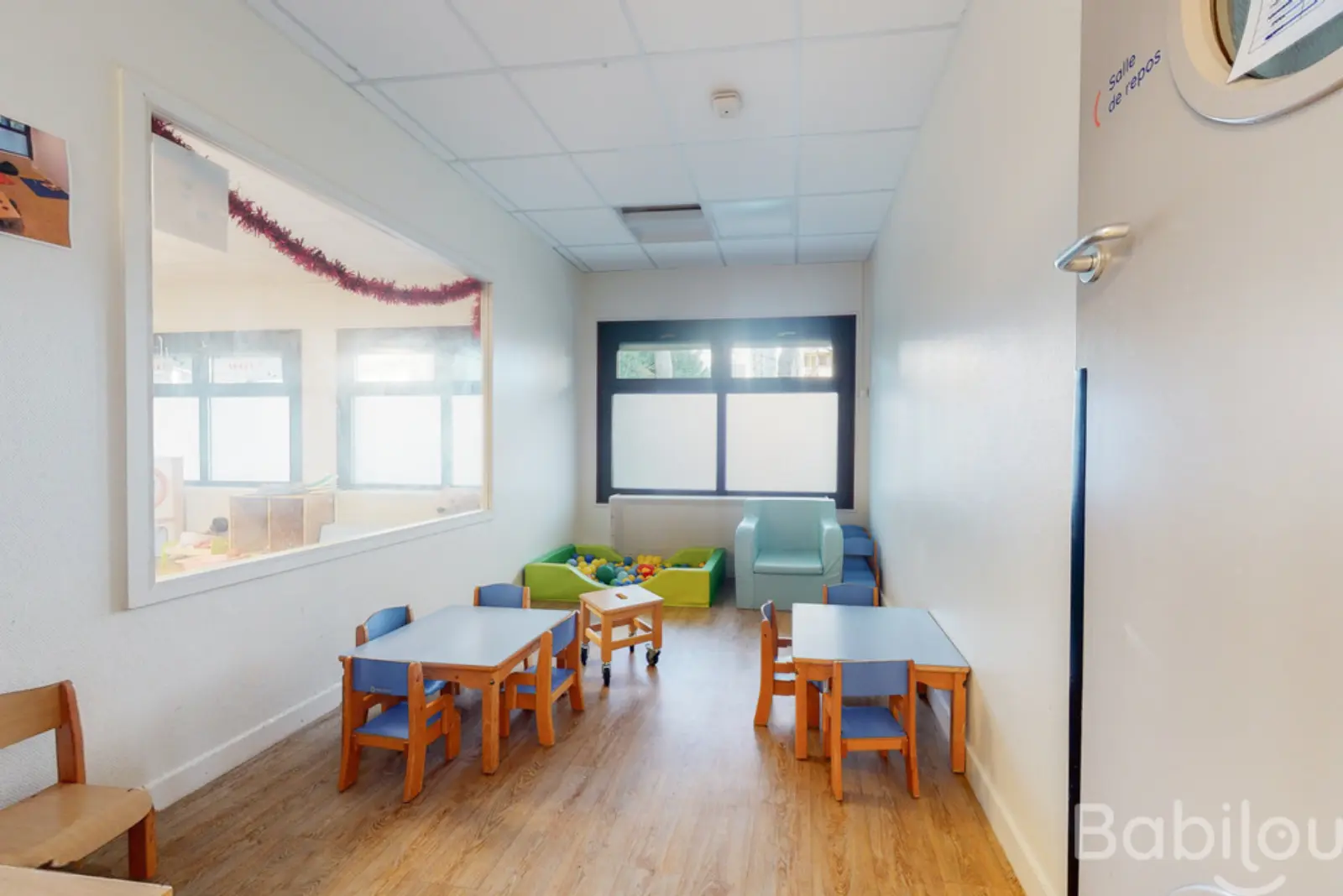 Salle de repos et de jeux calmes de la crèche Babilou Châtillon Deforges