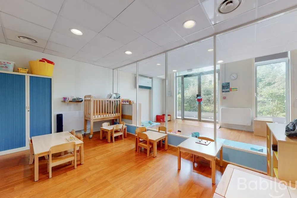 Salle des bébés avec vue sur l'extérieur, crèche Babilou Châtillon Edgard Brandt