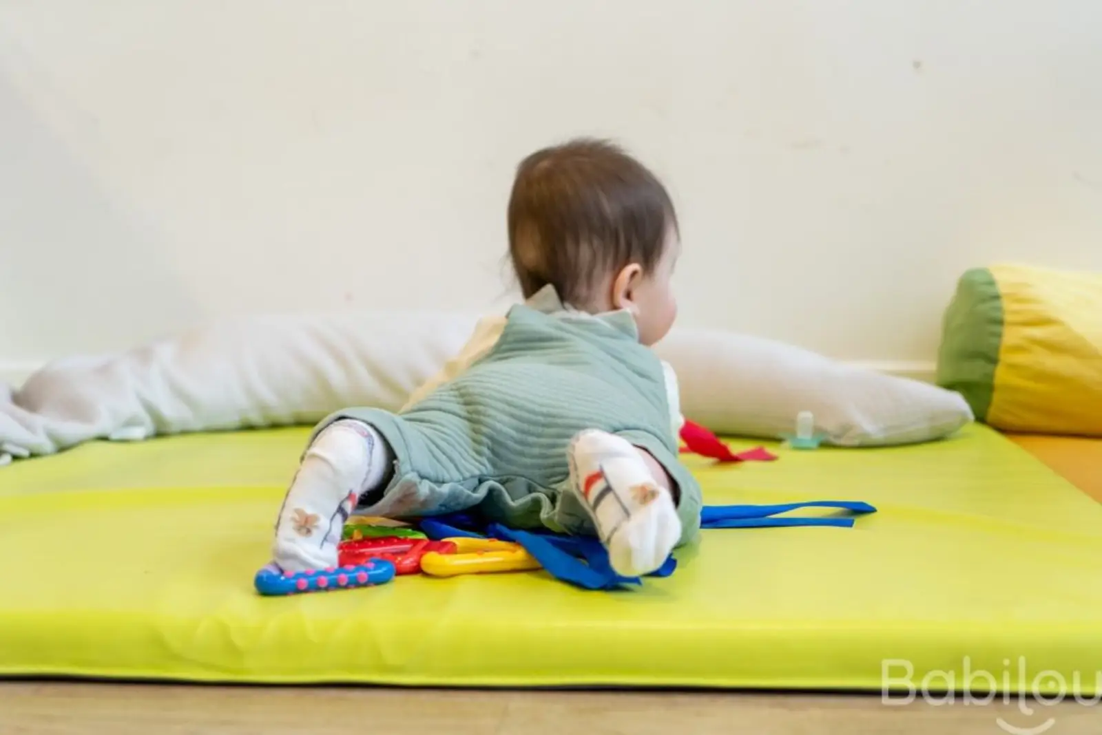 Bébé en motricité libre à la micro-crèche Babilou Issy Vaudétard