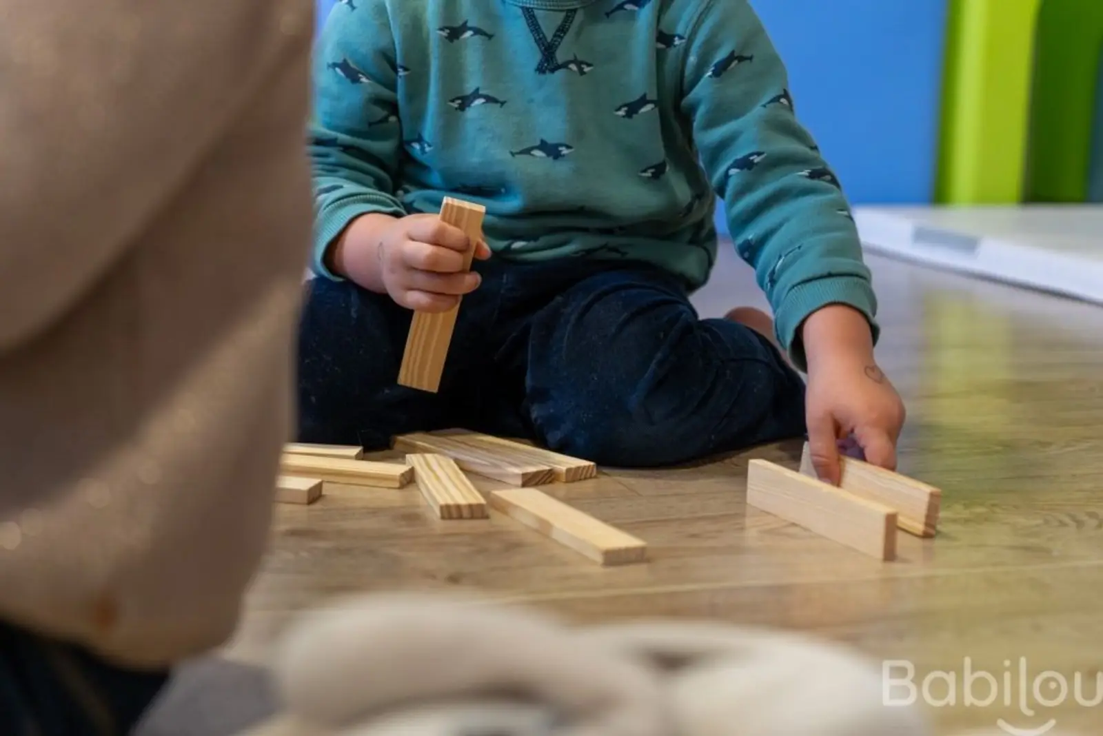 Enfant construisant une tour de blocs en bois