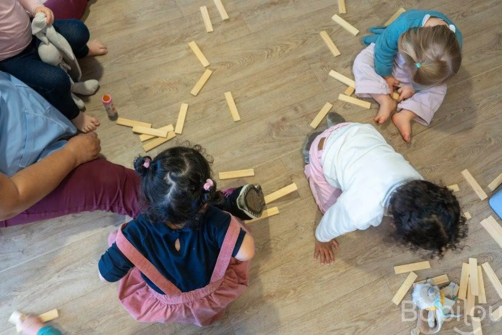 Enfants jouant avec des blocs de bois à la micro-crèche Babilou Issy Vaudétard