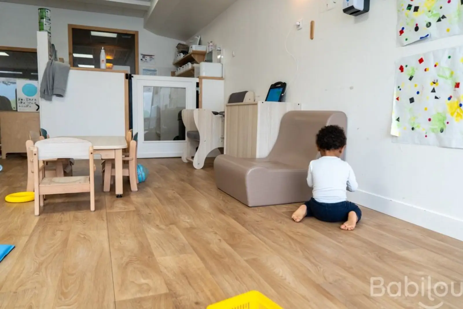 Enfant explorant un coin de jeu calme
