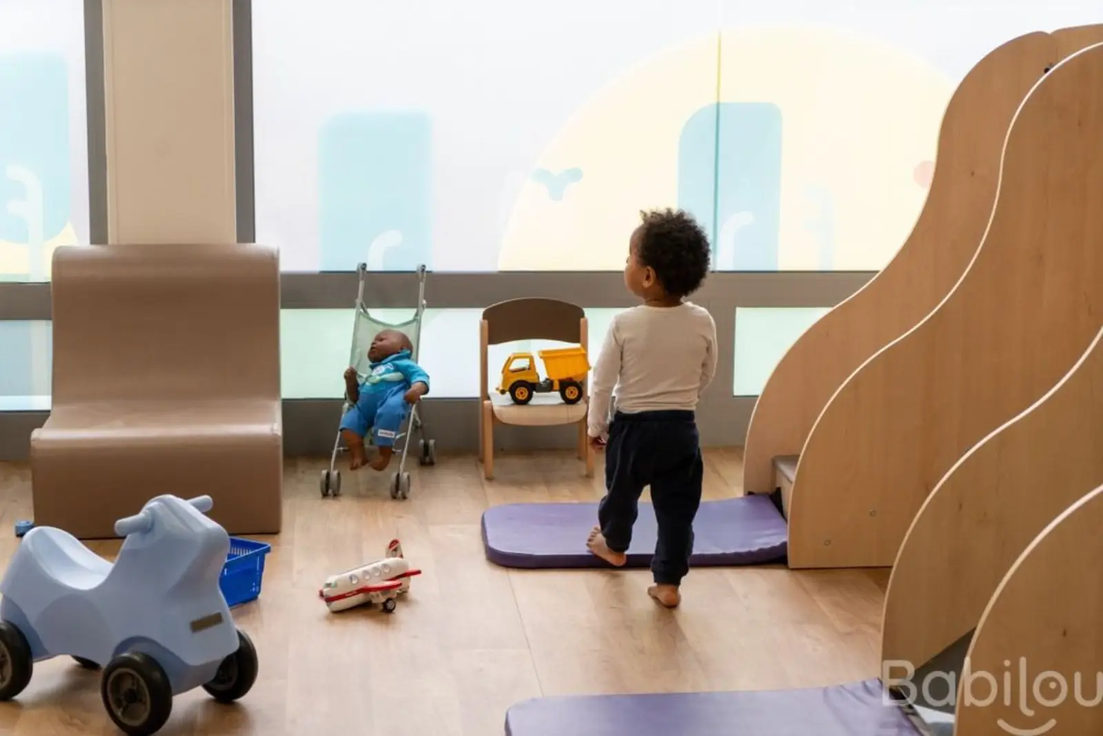 Enfant jouant dans l'espace de motricité de la micro-crèche