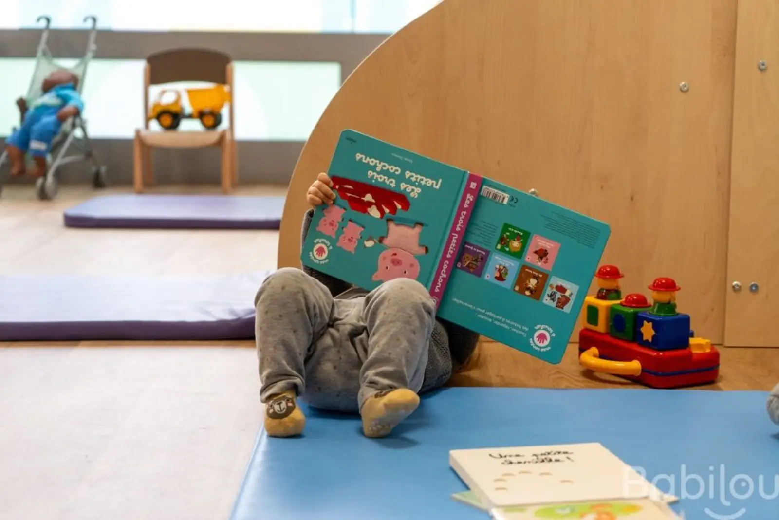 Enfant plongé dans la lecture d'un livre