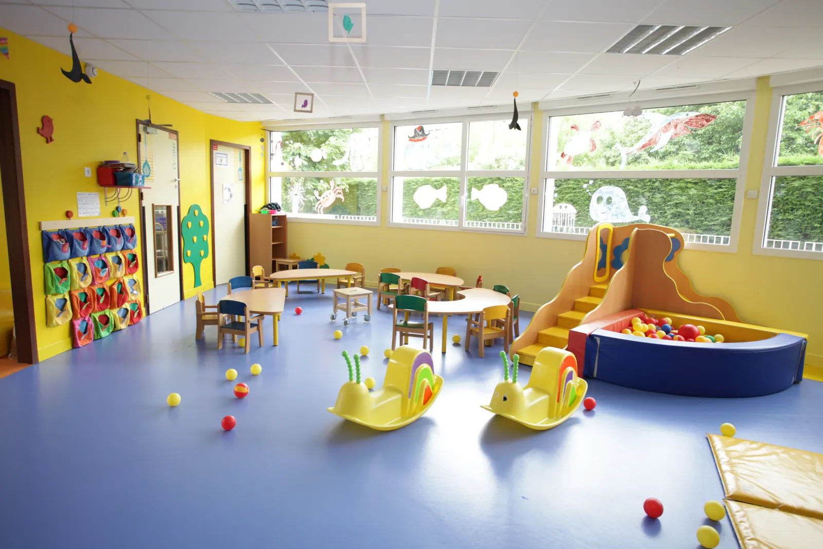 Salle de jeux et coin toboggan de la crèche Babilou Antony Chardonnerets