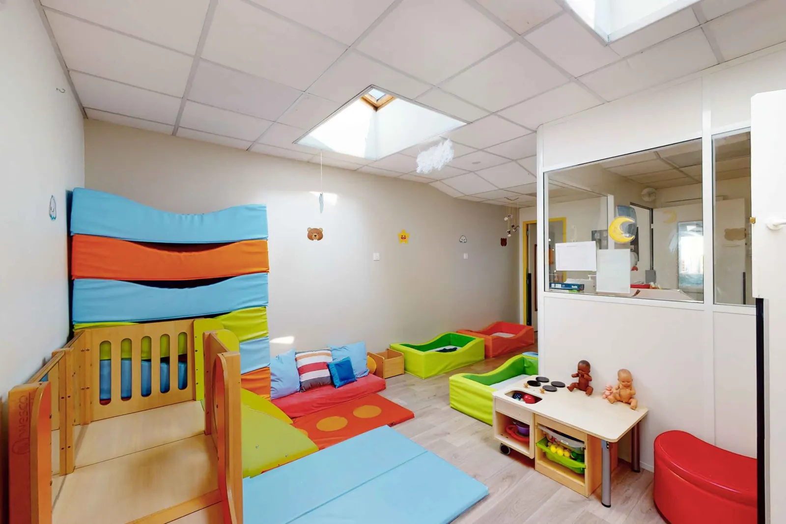 Salle d'éveil des bébés de la crèche Babilou Le Plessis Herriot