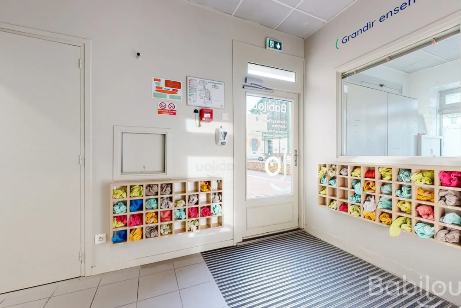Vestiaire et entrée de la crèche Babilou Le-Plessis Libération