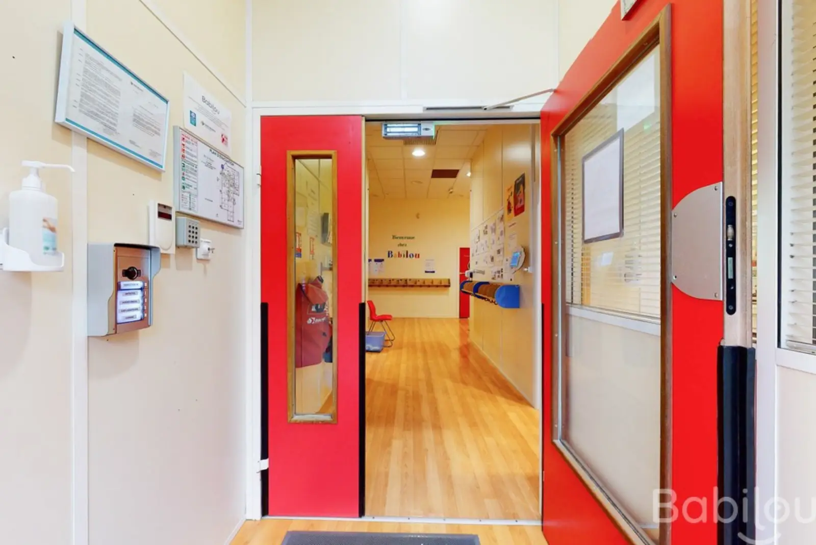 Entrée de la crèche Babilou Nanterre Pierreux