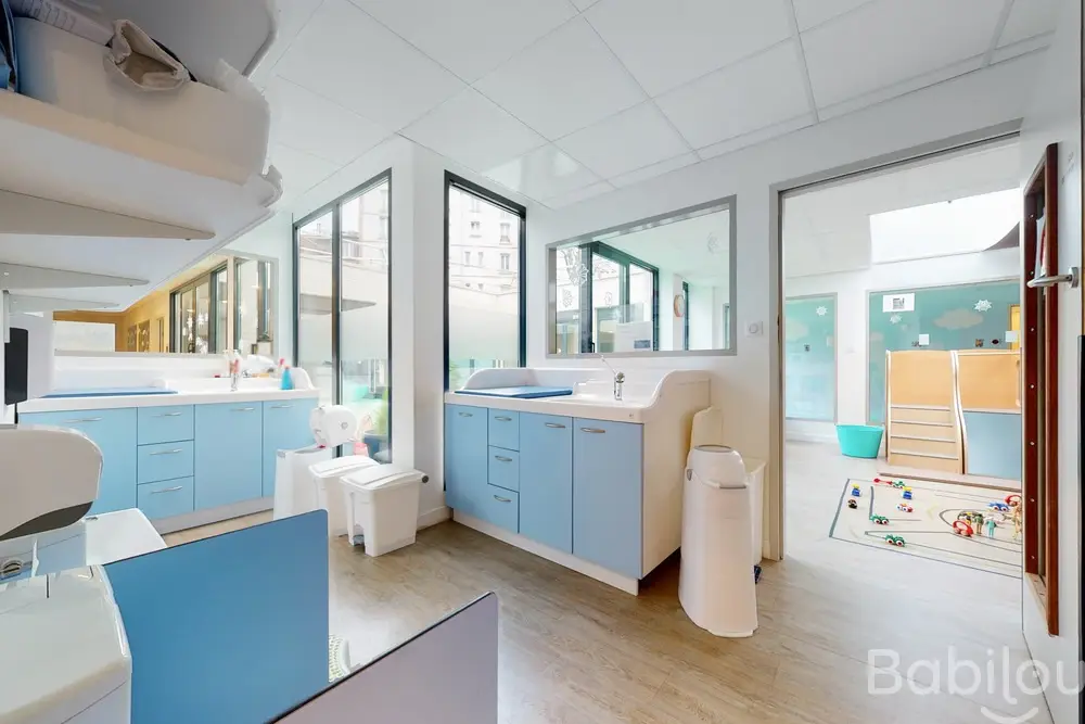Salle de bain et espace change de la crèche Babilou Asnières Chevreul