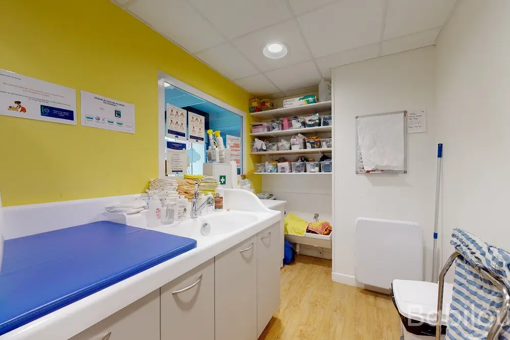 Salle de bain et espace change de la crèche Babilou Asnières De Gaulle