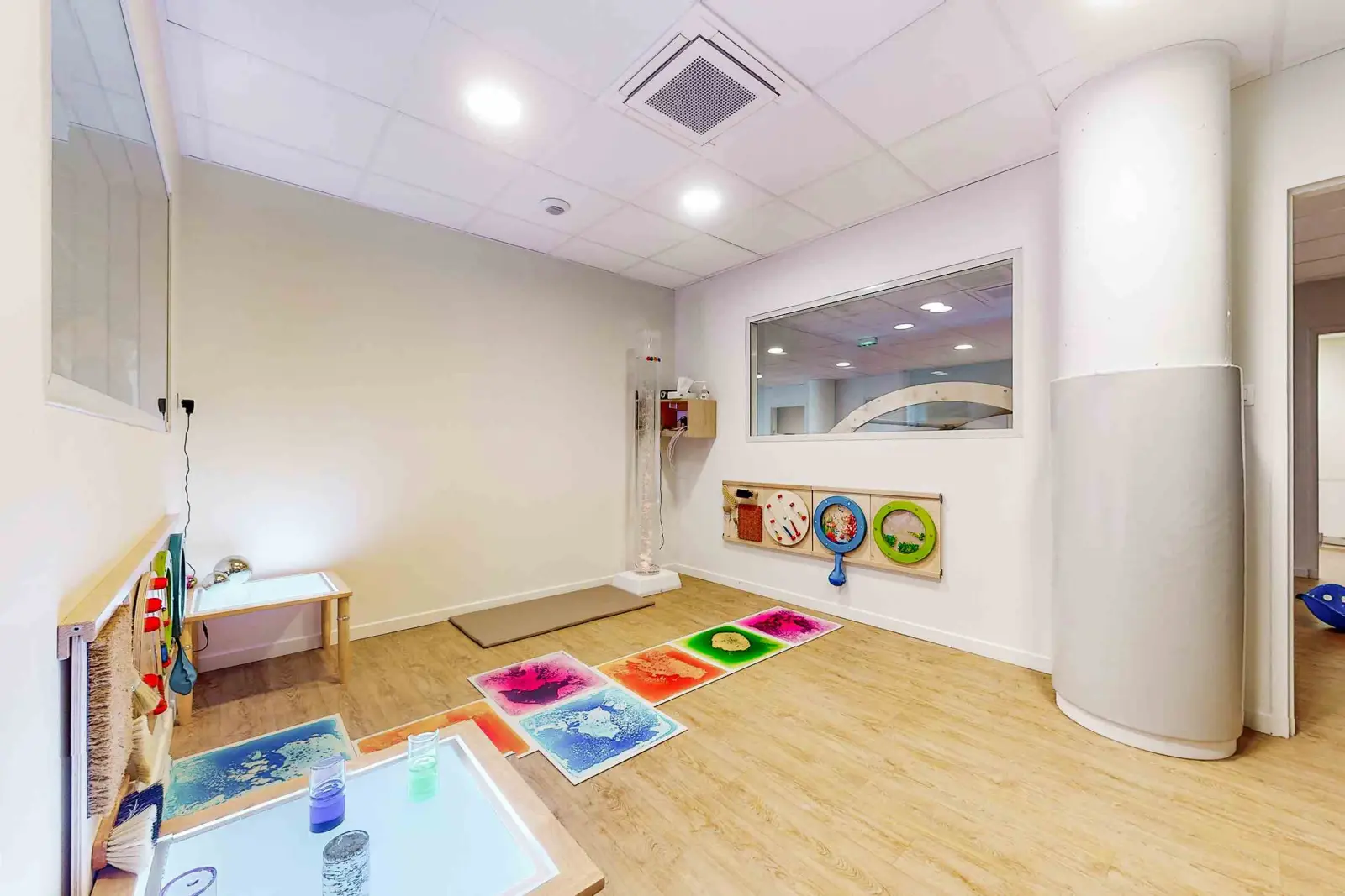 Dortoir des bébés de la crèche Babilou Rueil Louise Baumel