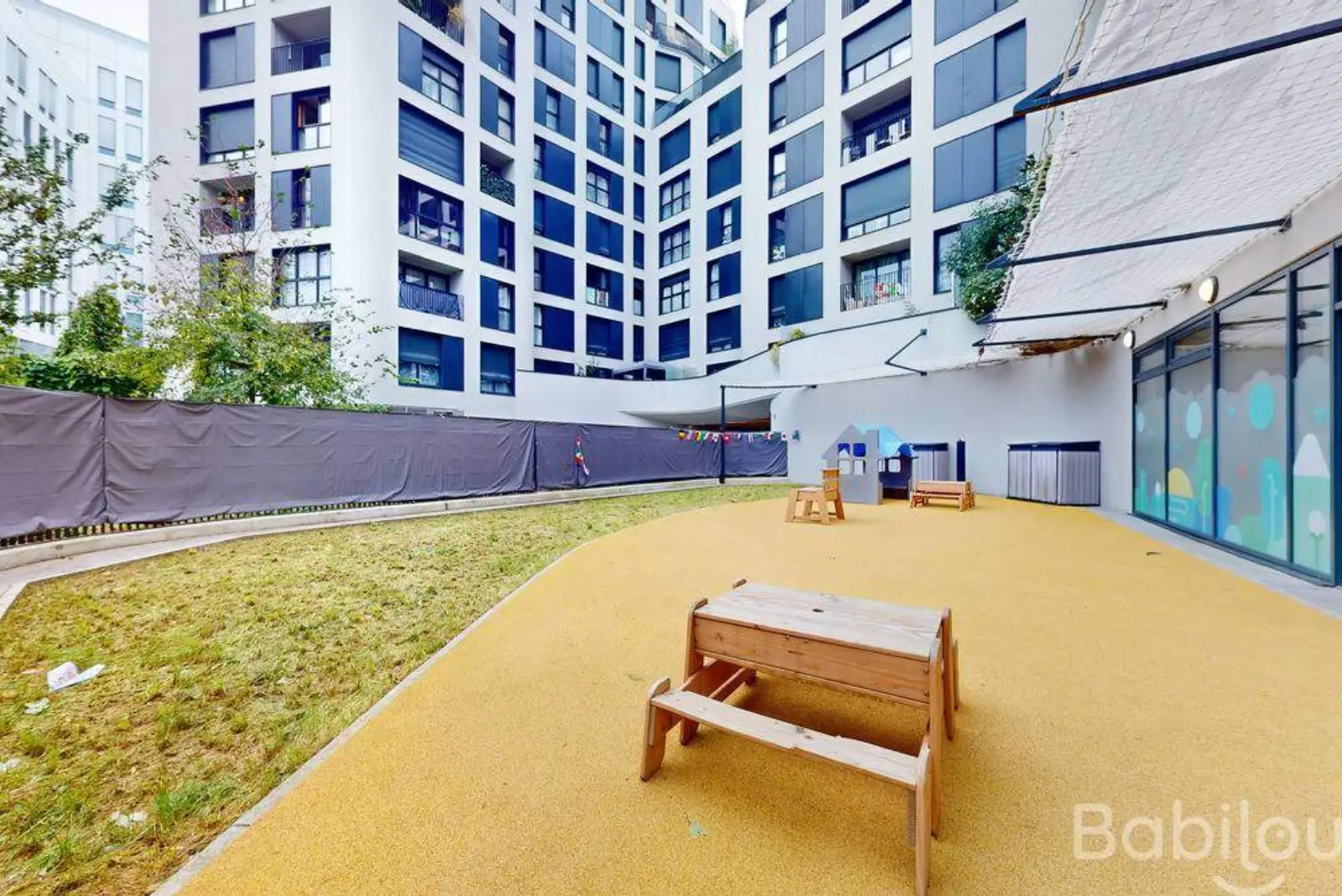 Cour intérieure aménagée en jardin de la crèche Babilou Nanterre Bouvets