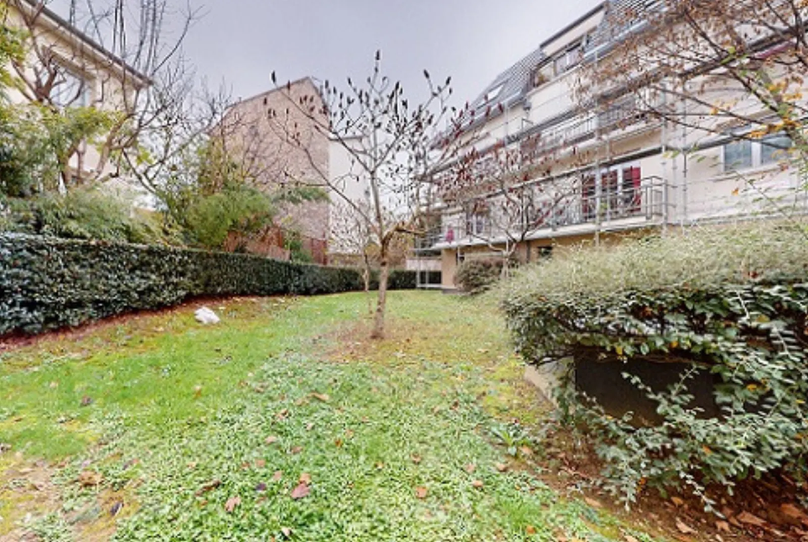 Jardin et pelouse extérieurs de la crèche Babilou Ivry Révolution