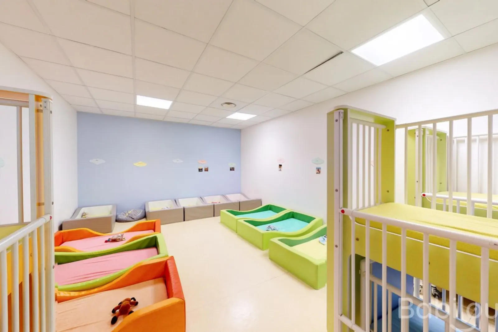 Espace bébés avec lits d'éveil de la crèche Babilou Vitry Concorde
