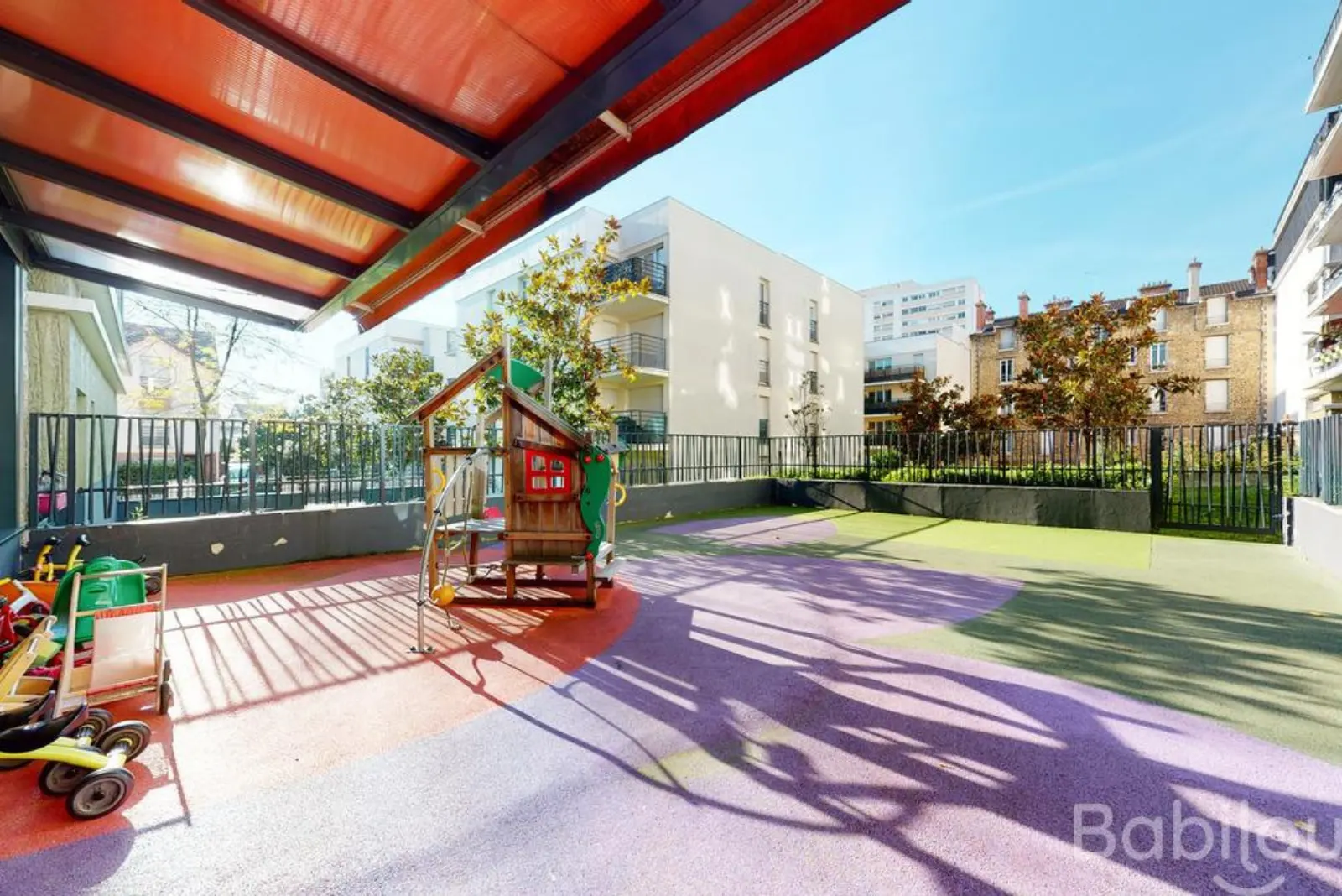Terrasse couverte et jeux extérieurs de la crèche Babilou Vitry Concorde