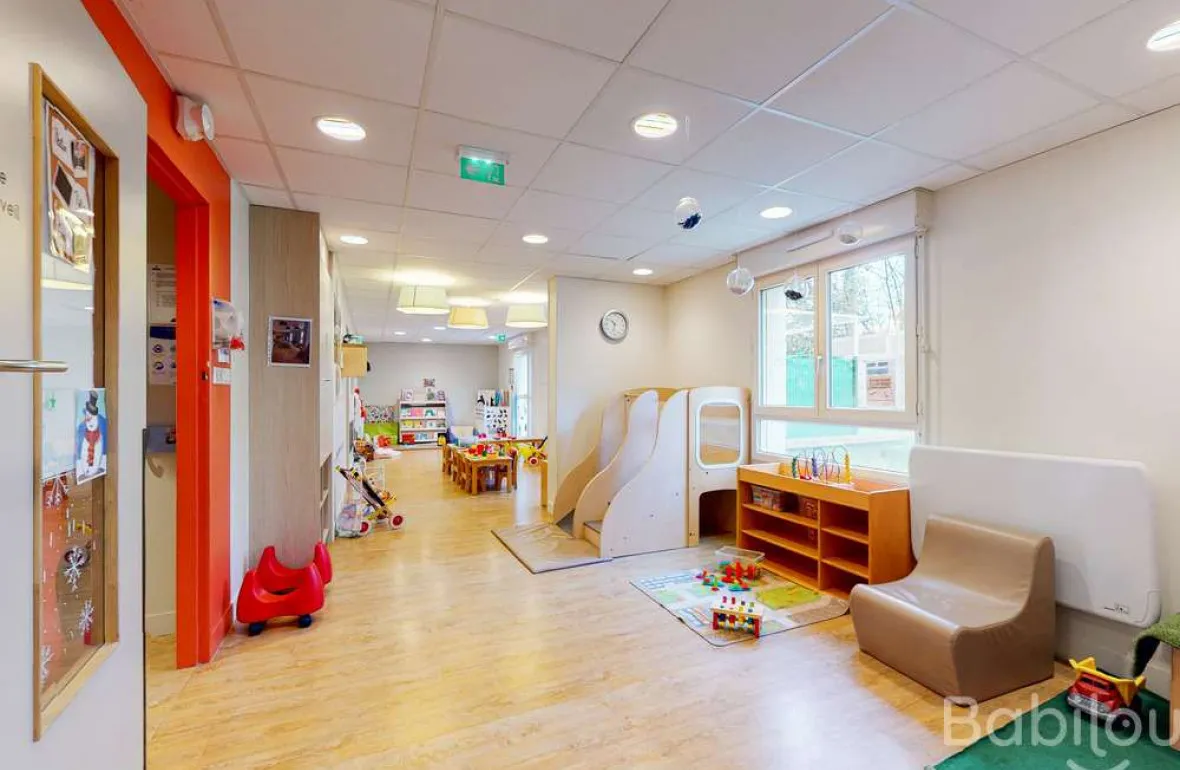 Salle de jeux avec vue sur le jardin de la crèche Babilou Boissy Paris