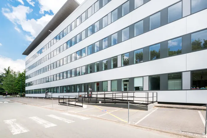 Façade du Centre d'Affaires La Boursidière, où se trouve la crèche Le Plessis Robinson