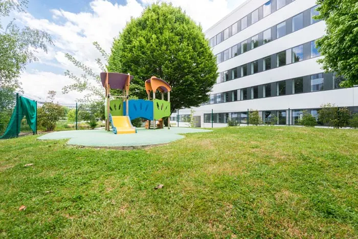 Jardin extérieur équipé de jeux de la crèche Le Plessis Robinson