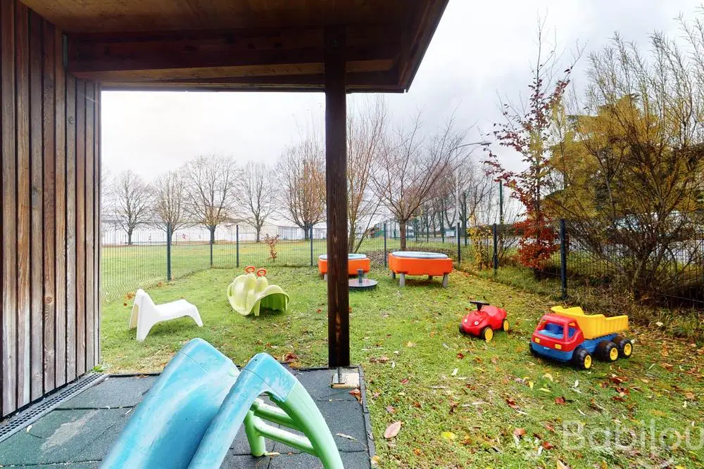 Un grand jardin et une salle de jeux d'eau