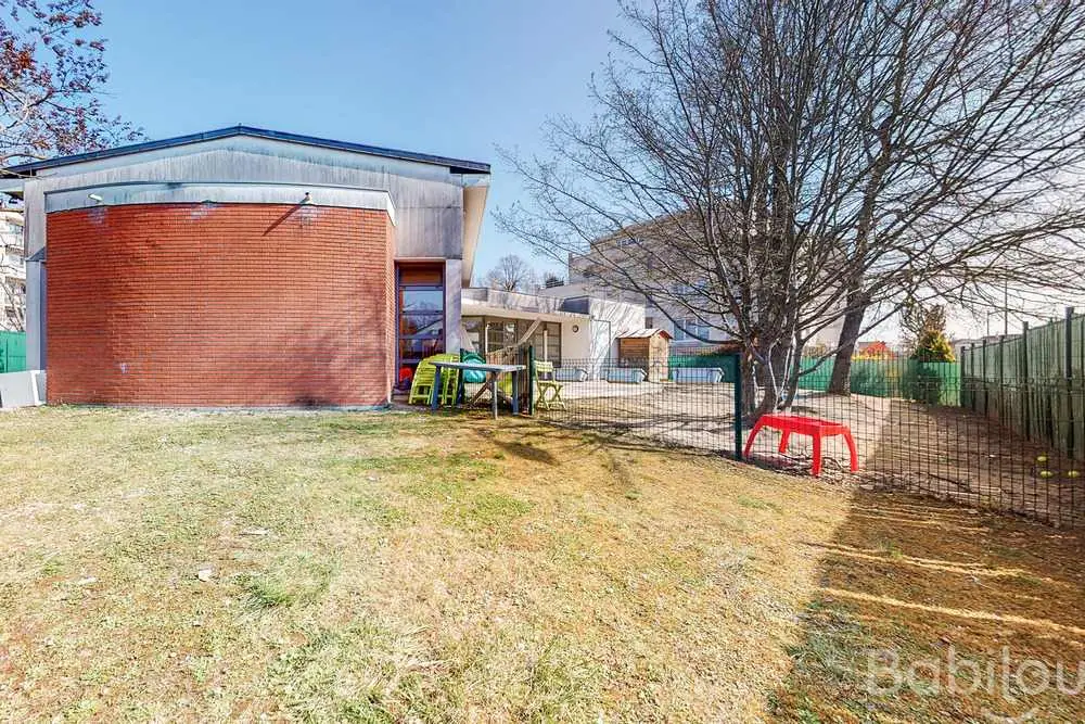 Jardin extérieur de la crèche Babilou Avon Courtils