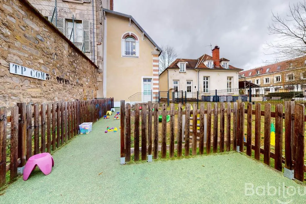 Jardin extérieur de la crèche Babilou Fontainebleau Château