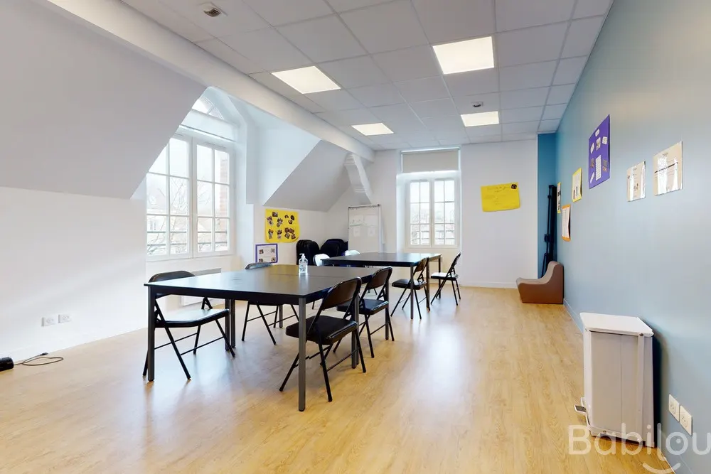 Salle d'activités sous les combles de la crèche Babilou Fontainebleau Château
