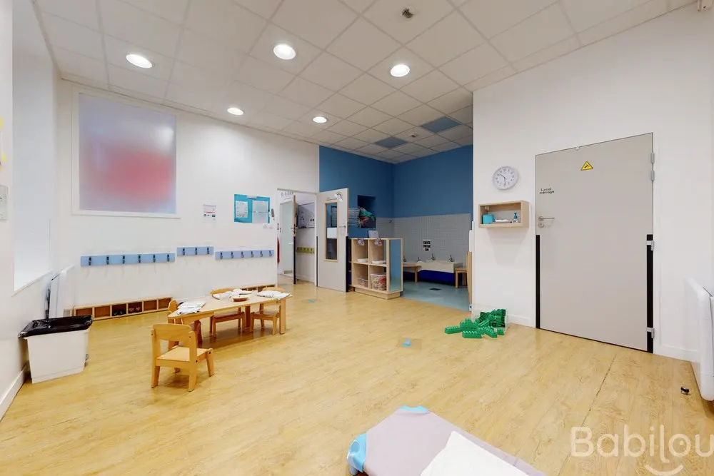 Salle de vie de la crèche Babilou Fontainebleau Château