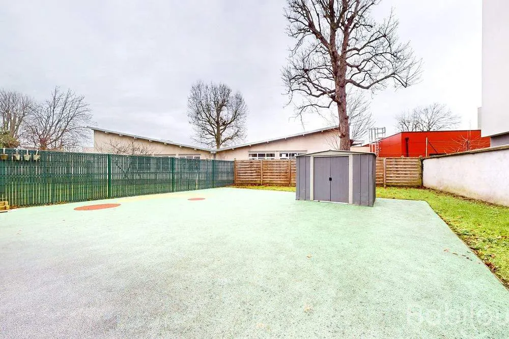 Cour extérieure de la crèche Babilou Ablon bac
