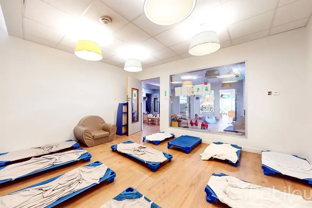 Dortoir de la crèche Babilou Ablon bac