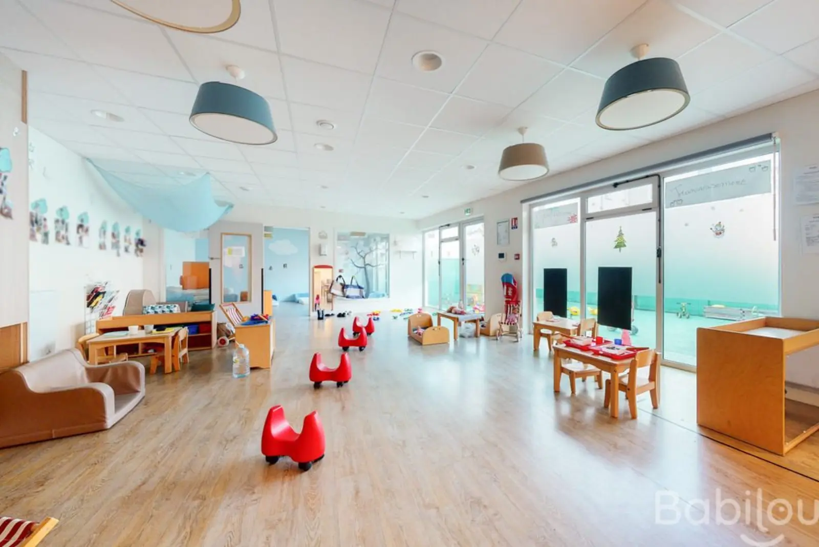 Salle de jeux avec vue sur la cour extérieure de la crèche Babilou Melun Dajot