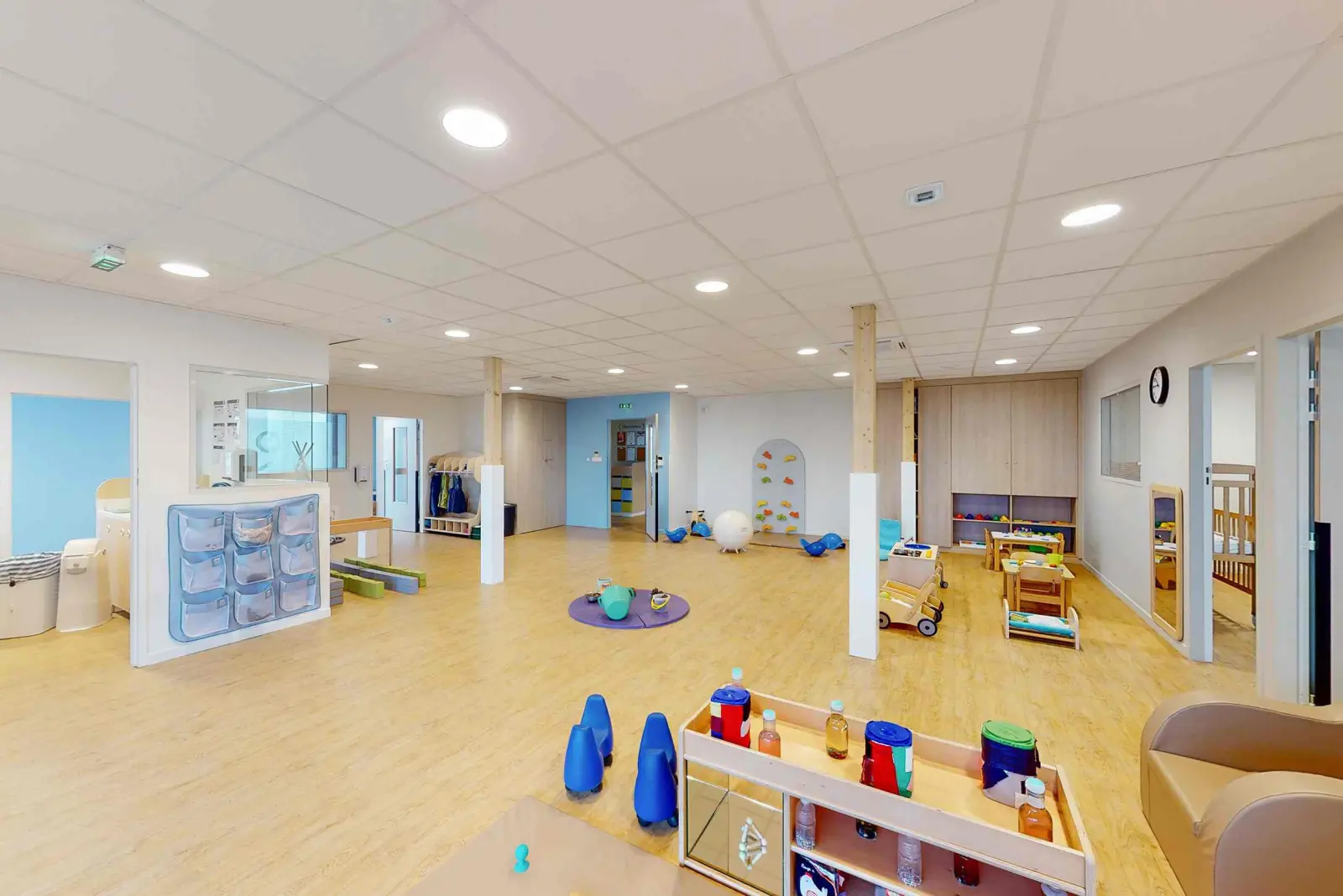 Grand espace de vie avec dortoir et coin motricité à la crèche Babilou Eloyes Tassigny