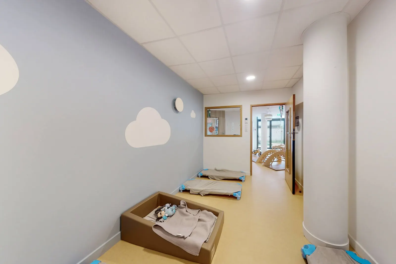 Dortoir calme et lumineux à la crèche Babilou Reims Université
