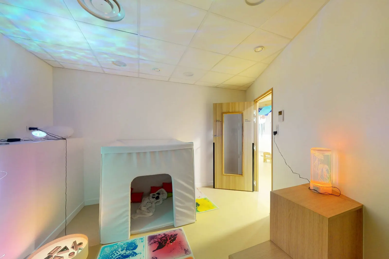 Salle Snoezelen, espace de détente sensorielle à la crèche Babilou Reims Université