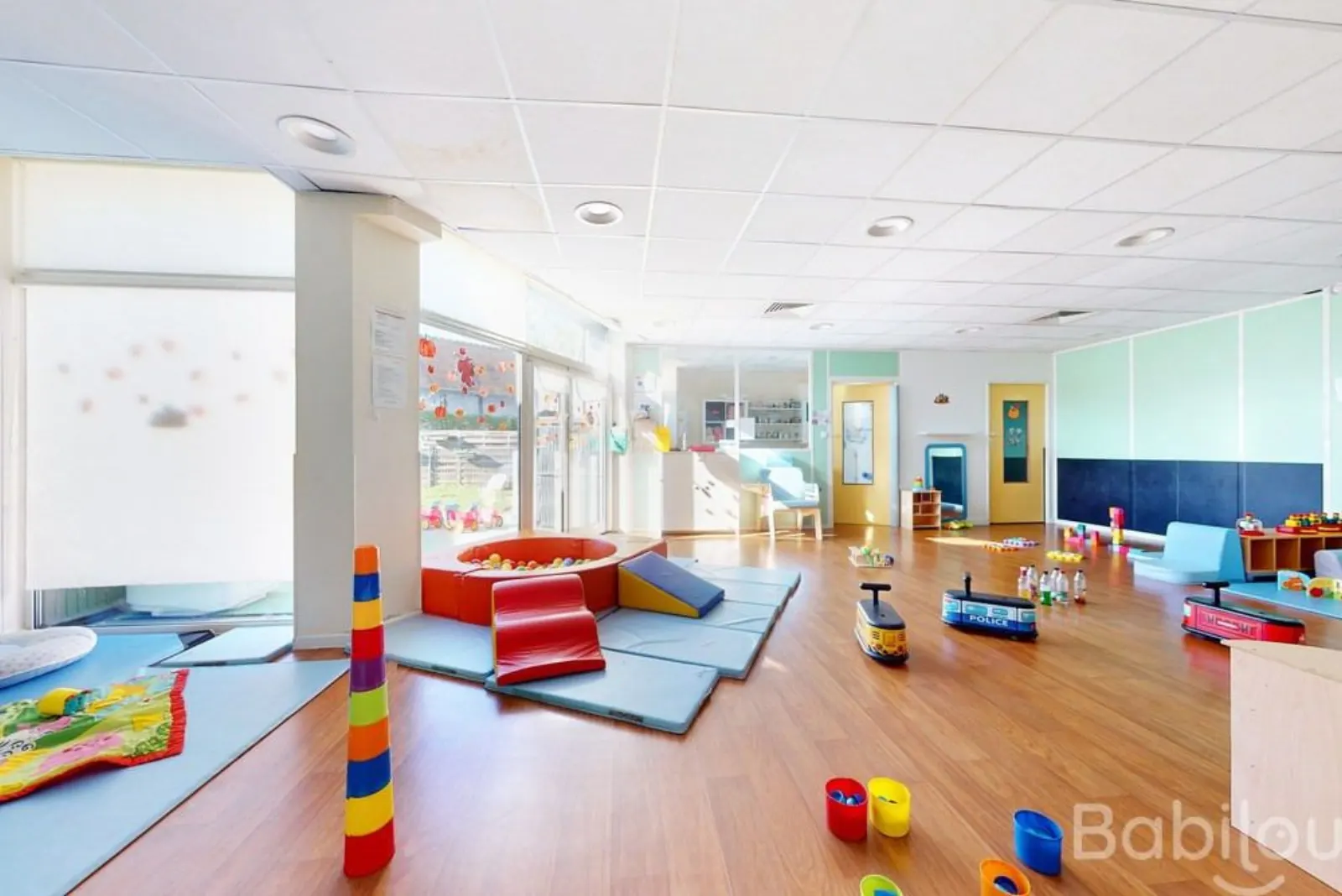 Espace de jeu avec piscine à balles à la crèche Babilou Marcoussis Jacquemarderie