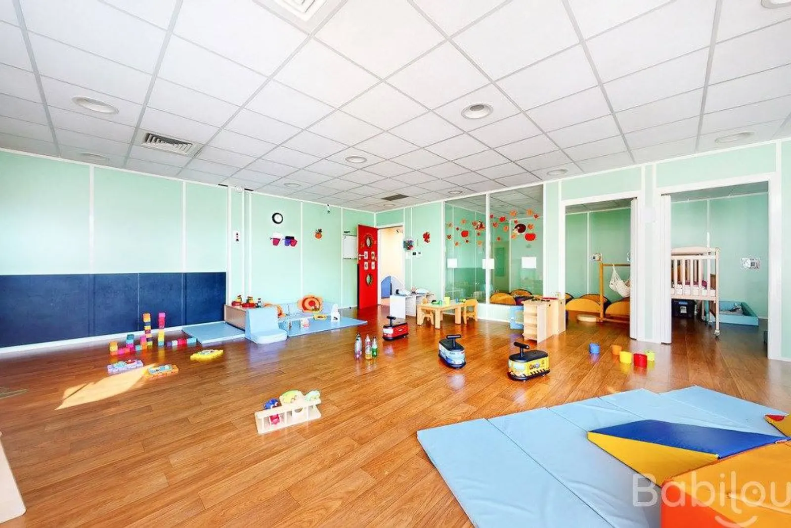 Grande salle de jeux lumineuse de la crèche Babilou Marcoussis Jacquemarderie