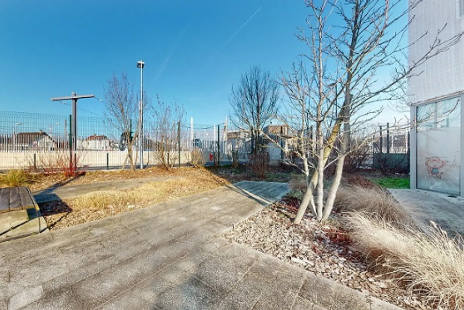 Allée du jardin de la crèche Babilou Palaiseau Cossonnet