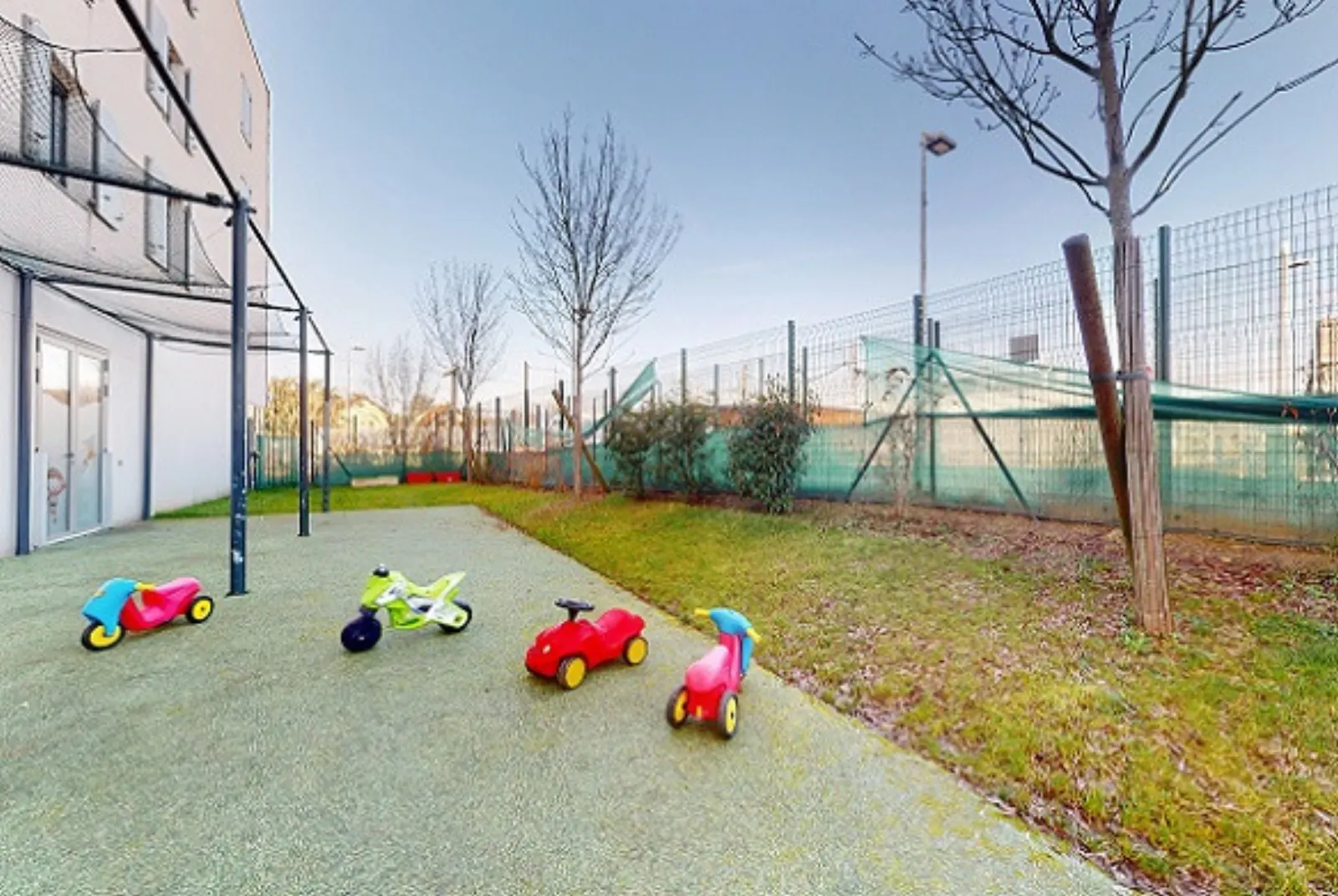 Un potager, une salle de jeux d'eau et un jardin