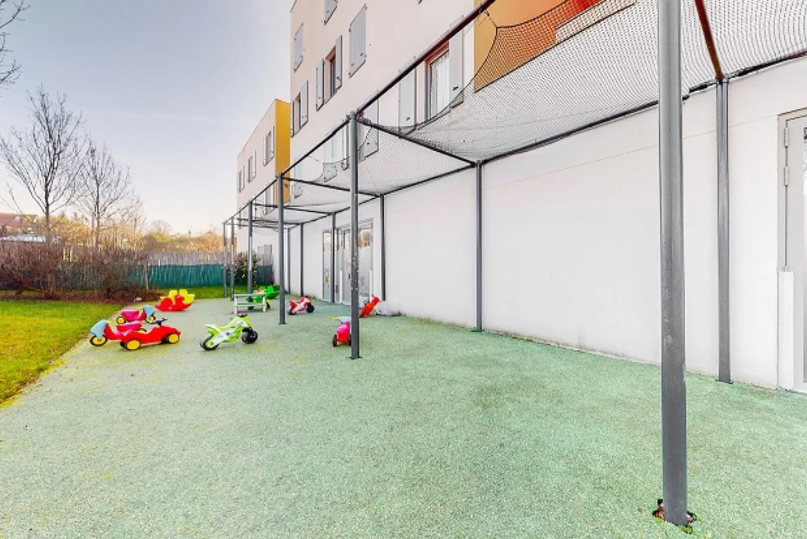 Terrasse couverte extérieure de la crèche Babilou Palaiseau Cossonnet