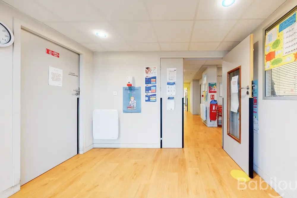 Local poussettes et couloir de la crèche Babilou Evry Desbruères
