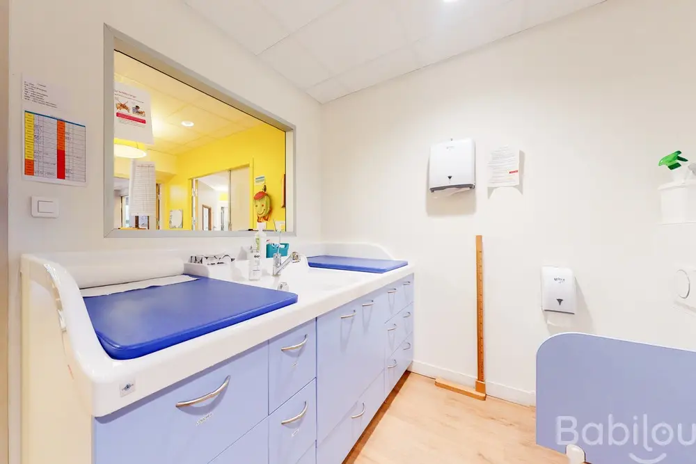Salle de change de la crèche Babilou Evry Desbruères