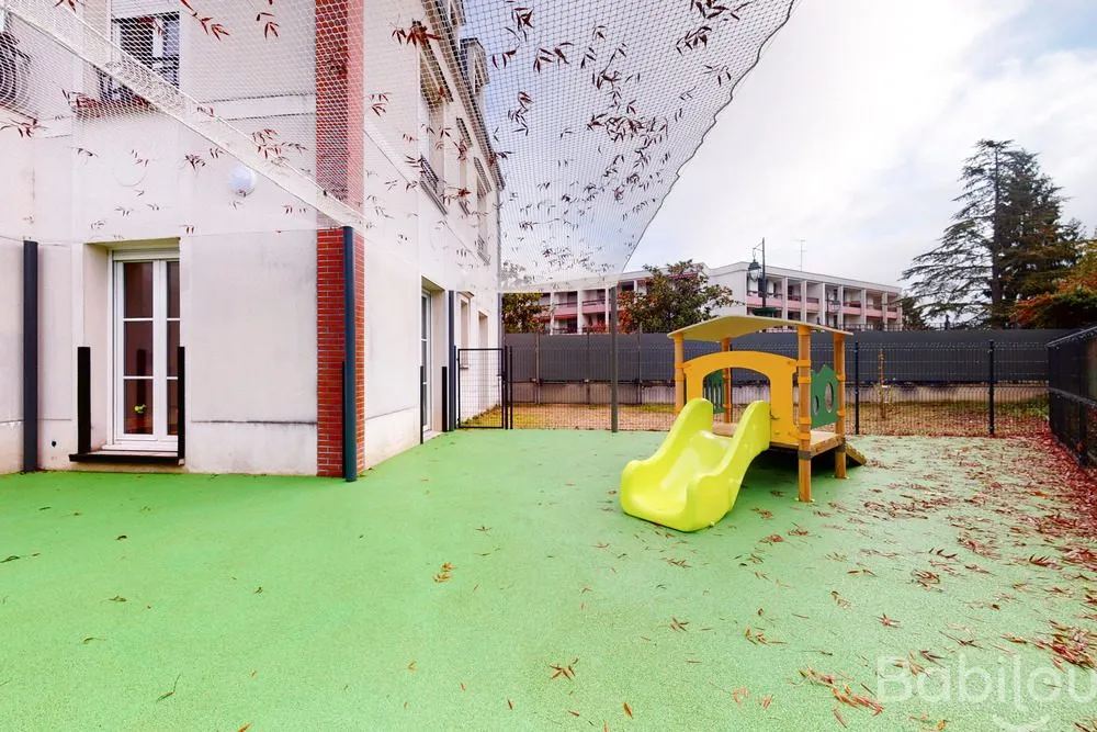 Jardin extérieur de la crèche Babilou Yerres Concy